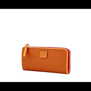 ⭐️⭐️Brand New Dooney & Bourke Leather Zip Clutch⭐️